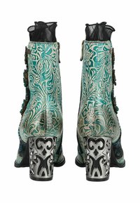 Stiefel mit einem türkis- und cremefarbenen Blumenmuster, ausgestattet mit einem schwarzen Netzoberteil und dekorativen Seitenelementen; metallisches, kunstvolles Design des Absatzes.