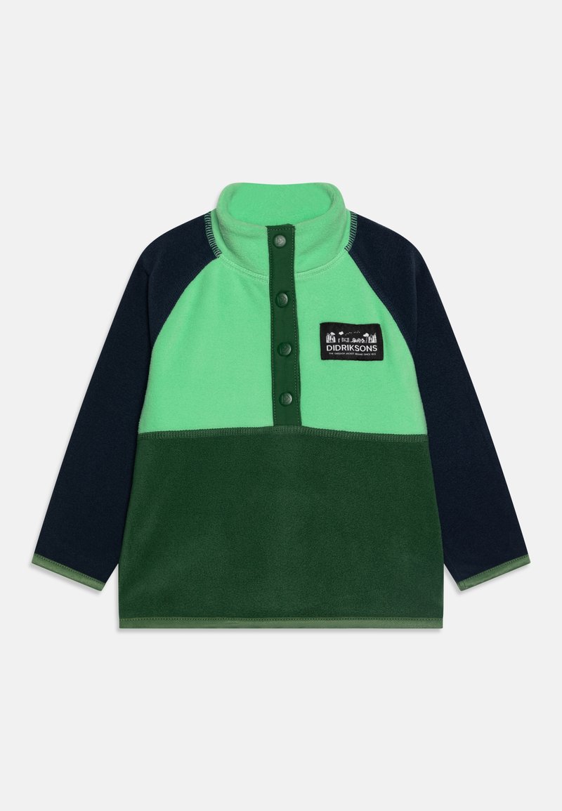 Pulover iz flisa v zeleni in temno modri barvi s pol-zadrgo, snap gumbi in logotipom na prsih. Ima zasnovo v barvnih blokih in mehak občutek.