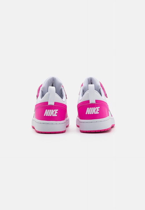 Baskets Nike avec un design blanc et rose vif, présentant une tige en textile lisse, une sangle Velcro et une semelle en caoutchouc texturée.