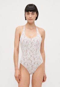 Lace étone-delig badedragt i lys pink med blomster mønstre, scoop halsudskæring og brede stropper. Fremstillet af et delikat lace materiale.
