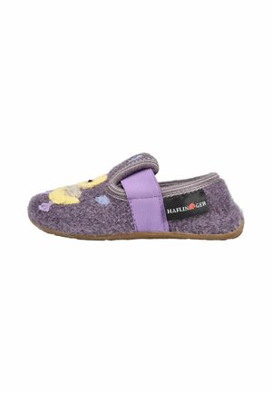 Pantofole viola per bambini con motivo anatra gialla, cinturino elastico, texture morbida e suola marrone, con etichetta Haflinger sul lato.