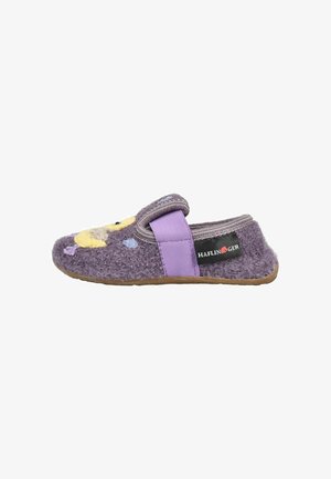 Pantofole viola per bambini con motivo anatra gialla, cinturino elastico, texture morbida e suola marrone, con etichetta Haflinger sul lato.