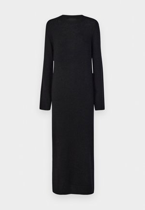 Juodas, ilgomis rankovėmis megztas suknelė su apvali apačia ir tiesia siluetu, papildyta raukšlėmis rankogaliais ir apačia, kad suteiktų tekstūros.