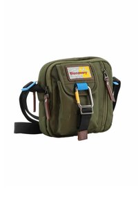 Borsa a spalla in tessuto verde con molteplici tasche frontali, hardware argentato e dettagli marroni. Tracolla regolabile con dettagli blu e gialli.