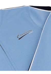 Ljusblå sweatshirt med kontrasterande mörkblå detaljer. Har rundad halsringning och "Cavallaro Sport"-logotyp i vitt och mörkblått.