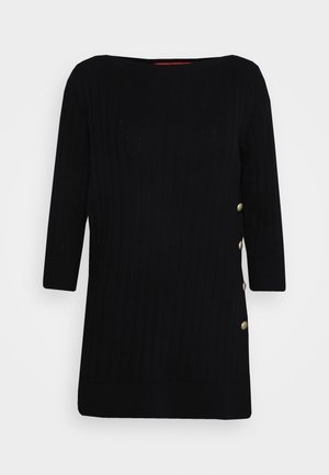 Maglione nero a coste con maniche a tre quarti. Presenta un collo a barca e cinque bottoni dorati lungo il lato sinistro. Realizzato in materiale morbido.