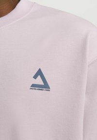 Jack & Jones JCOTRIANGLE CREW NECK  - Trükipildiga T-särk - winsome orchid