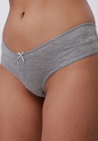 Chilot hipster gri din bumbac, cu o textură netedă, având o mică fundiță metalică gri în față și dantelă cu margini ondulate în jurul marginilor.