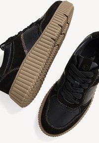 Svarta mocka- och lädersneakers har en böljande sandfärgad gummisula, texturerade detaljer och svarta snören, med stickade detaljer genom hela skons design.