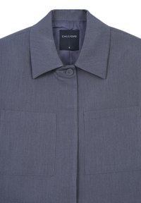 Camicia grigia con bottoni realizzata in tessuto testurizzato, caratterizzata da un colletto aperto, due grandi tasche sul petto e una chiusura centrale con bottoni.