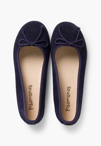 Ballerine in camoscio blu navy con punta arrotondata, caratterizzate da un fiocco centrale e una soletta beige con la scritta "Pisamonas" in un font semplice.