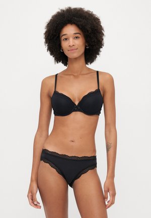 Soutien-gorge en dentelle noire avec une culotte assortie. Tissu doux, bonnets galbés, bretelles réglables et bords festonnés améliorent le design.