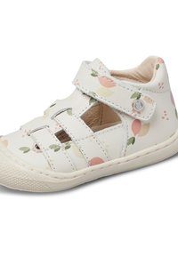 Witte leren sandaal met bloemmotieven in roze en groen, met een open ontwerp, twee riemsluitingen en een gestructureerde rubberen zool.