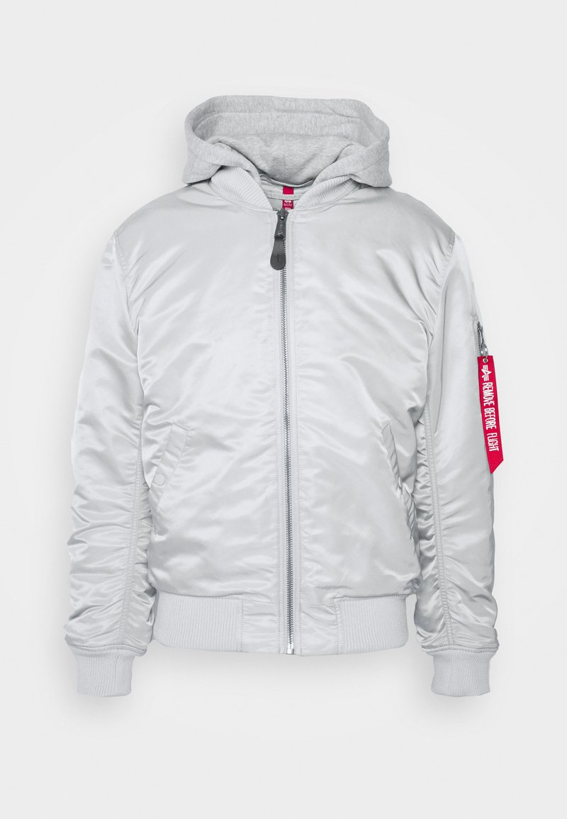 Veste bomber argentée avec une doublure en hoodie gris, fermeture éclair sur le devant, poignets et ourlet côtelés, et un détail en étiquette rouge sur la manche gauche.