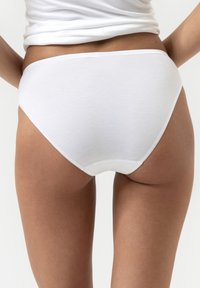 Weißer Baumwollslip mit glatter Textur, hohem Beinausschnitt und minimalistischem Design. Mit genähten Kanten und ohne sichtbare Logos oder Muster.