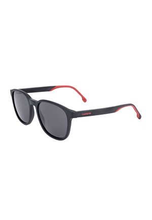 Occhiali da sole neri con lenti scure, dettagli rossi sulle aste interne e logo rosso "CARRERA" sulle aste.