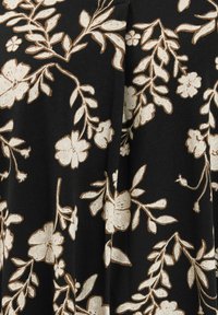 Sort stof med beige blomster- og bladmønstre, der har indviklede detaljer og en tekstureret overflade. Designet præsenterer et afbalanceret, elegant look.