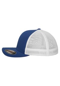 Blå basebollkeps med solid framdel och vit nätbakdel. Har en böjd skärm och en svart logosticker på sidan.