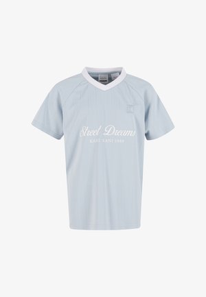 Šviesiai mėlyna trumpomis rankovėmis marškinėliai su balta V formos apykakle, subtiliomis vertikaliomis juostelėmis ir baltais užrašais „Street Dreams KARL KANI 1989“ priekyje.