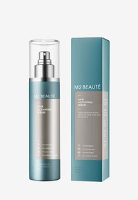 Serum aktywujące włosy w cylindrycznej szklanej butelce z srebrną pompką, w niebieskim i srebrnym opakowaniu z informacjami o produkcie oraz bez ikon symbolicznych.