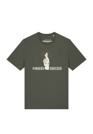T-shirt vert olive avec une main blanche croisant les doigts et le texte "FINGERS CROSSED" imprimé sous la main.
