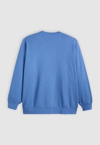 Sweat-shirt bleu uni à col rond, vu de dos avec manches longues et bords-côtes aux poignets et à la base sur fond gris.