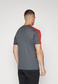 Nike Performance TOP  - Camiseta deportiva - iron grey/dragon red