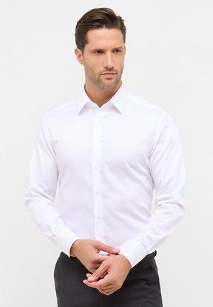 Weißes, knöpfbares Hemd aus glattem Material, mit langen Ärmeln und klassischem Kragen. Verfügt über eine taillierte Passform und normale Manschettendetails.
