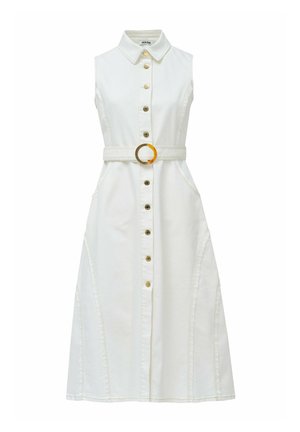 Vestido de denim blanco con cuello de solapa, cierre de botones al frente y un cinturón con una hebilla circular dorada y naranja; de longitud hasta la rodilla con bolsillos laterales.