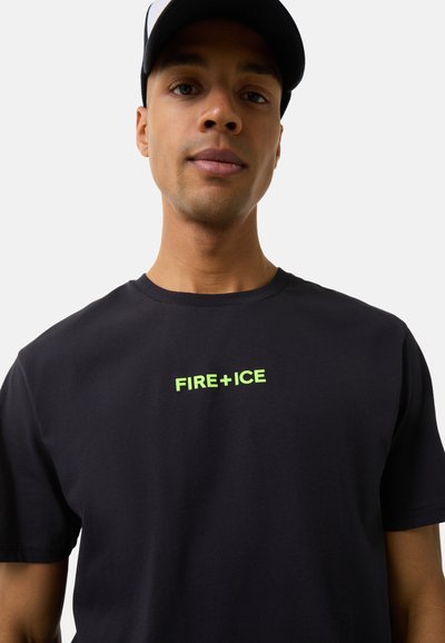 Černé tričko s krátkým rukávem a kulatým výstřihem. Na přední straně se nachází výrazné neonově zelené logo "FIRE+ICE". Hladká struktura látky.