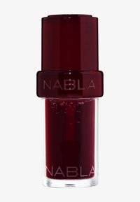 Vernis à ongles NABLA dans un flacon transparent contenant un liquide rouge foncé. Le capuchon est brillant et rouge, arborant le nom de la marque en texte clair.