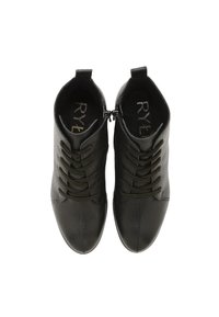 Czarne skórzane botki za kostkę z zaokrąglonym noskiem, fakturowaną powierzchnią, sznurowanym przodem oraz zamkiem błyskawicznym po boku dla łatwego zakładania. Złote logo wewnątrz.