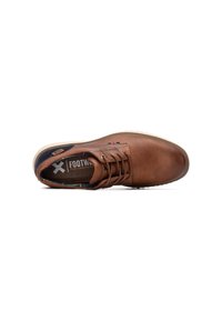 Zapato de cuero marrón con cordones, punta redondeada, superficie texturizada y un interior con un estampado. Presenta una suela flexible de color claro.