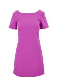Krátké růžové šaty vyrobené z hladkého materiálu. Mají čtvercový výstřih a krátké rukávy, s přiléhavým střihem a bezešvou konstrukcí.