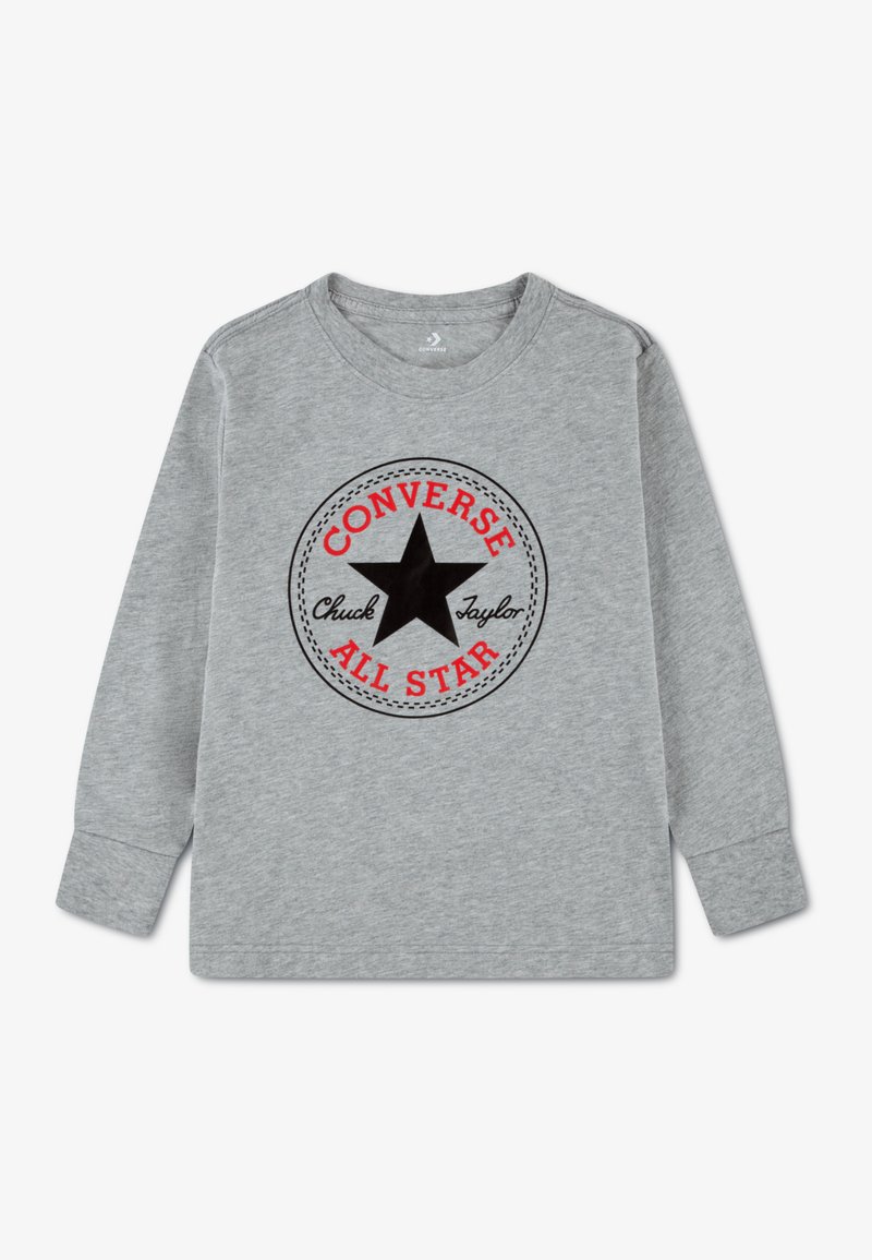 Sudadera gris de manga larga con un logo de estrella negra y los textos "CONVERSE" y "ALL STAR" en color rojo, con un detalle de borde circular cosido.