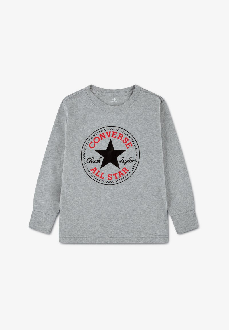 Sudadera gris de manga larga con un logo de estrella negra y los textos "CONVERSE" y "ALL STAR" en color rojo, con un detalle de borde circular cosido.
