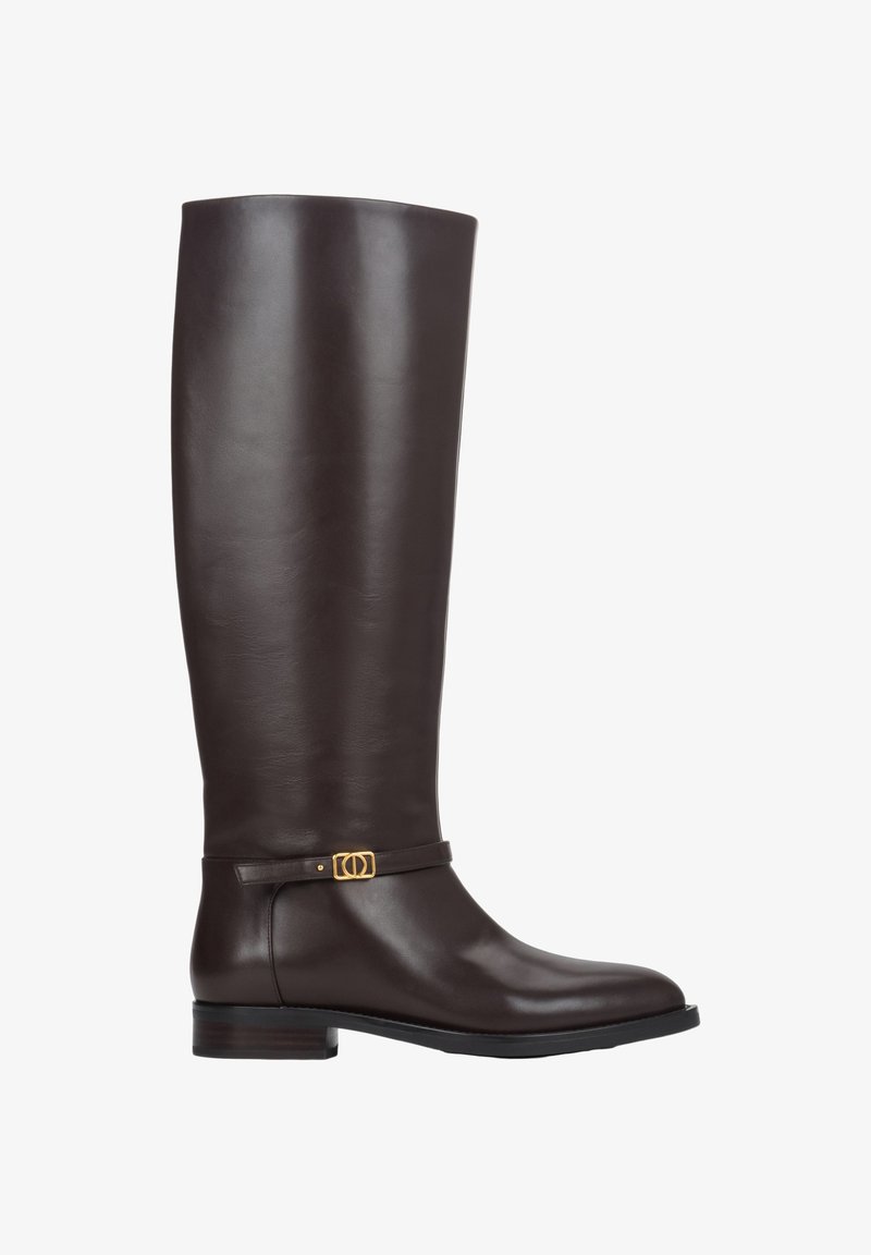 Brązowy skórzany kozak sięgający kolan o gładkiej fakturze, płaskiej podeszwie i złotym ozdobnym pasku z klamrą. Cechuje go zaokrąglony nosek i elegancki design.