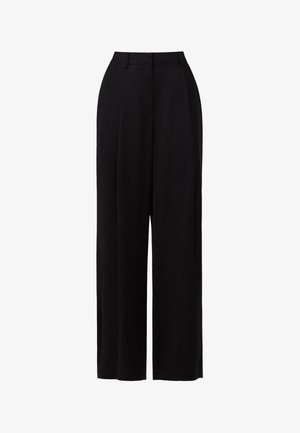 Juodos plačios kelnės iš lengvos medžiagos, su aukštu liemeniu, priekinėmis raukšlėmis ir minimalistiniu dizainu be matomų kišenių ar tvirtinimų.