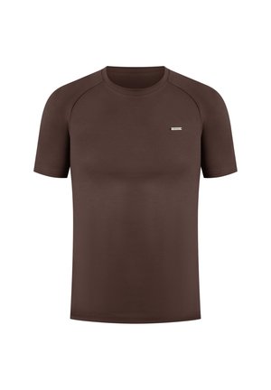 Braunes T-Shirt mit kurzen Ärmeln und Raglanärmeln, glatte Textur und ein kleines Etikett auf der linken Seite der Brust. Einfaches Design.