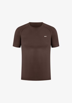 Braunes T-Shirt mit kurzen Ärmeln und Raglanärmeln, glatte Textur und ein kleines Etikett auf der linken Seite der Brust. Einfaches Design.