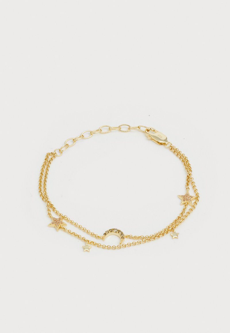 Arany tónusú karkötő, amely réteges láncokat, csillagformákat és egy félhold díszítést tartalmaz, texturált elemekkel és homárcsattal.