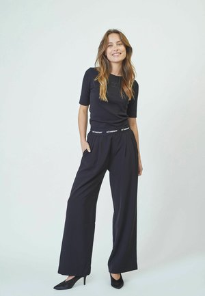 AMINACC LOGO PANT - Trousers - black