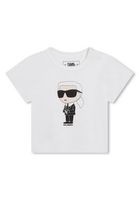 T-shirt bianca in cotone con un design cartone animato nero di una figura con occhiali da sole, vestita con un completo, con il testo "KARL LAGERFELD" sottostante.