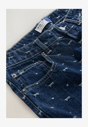 Helleblaue Jeans mit weitem Bein in Dunkelblau und subtilem hellblauen Stickmuster. Mit Taschen, Metallknopf und gesteppten Nähten.