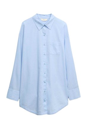 Lichtblauw overhemd met lange mouwen, knopen, kraag en borstzak, gemaakt van zachte stof, weergegeven op een witte achtergrond.