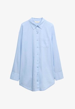 Chemise bleu clair à manches longues avec col et poche poitrine, en tissu doux, présentée sur un fond blanc.
