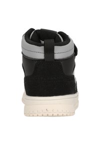 Musta korkeavartinen lenkkitossu harmailla yksityiskohdilla. Varusteena tekstuuri nahkaa ja mokkaa, pehmustettu nilkkaosa ja vaalean värinen kumipohja.