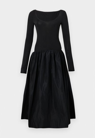 Vestido negro de manga larga con un corsé ajustado, escote en forma de barco y una falda de satén voluminosa y recogida. Textura suave en toda la prenda.