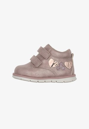 Scarpa per bambini di colore rosa metallico con due cinturini in Velcro, punta rotonda, dettagli a forma di cuore e suola in gomma bianca.