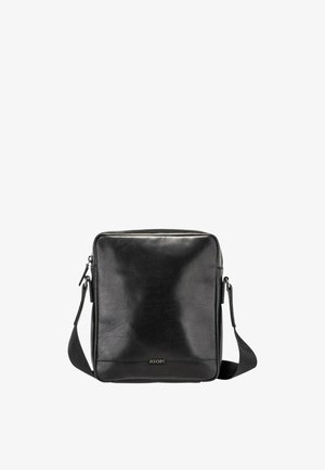 Czarna skórzana torba na ramię o kwadratowym kształcie, gładkiej fakturze, górnym zapięciu na zamek i regulowanym pasku. Posiada subtelny akcent z logo.